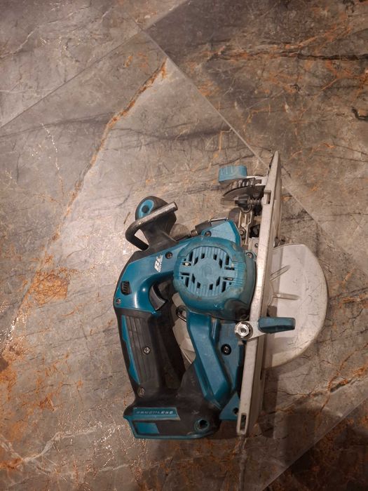 Pilarka tarczowa Makita DHS680