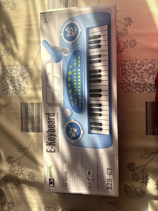 Keyboard w niebieskim kolarze