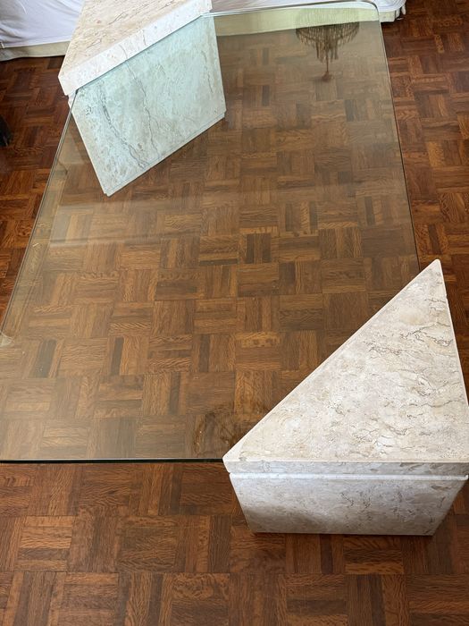 Mesa de centro de pedra e vidro