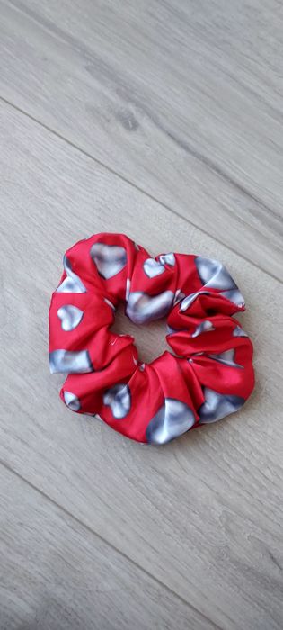 Gumka scrunchie Miłostki  Julki Żugaj