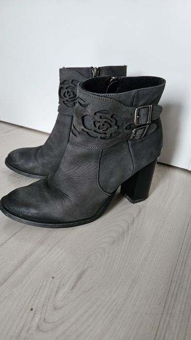 Szare czarne buty botki 38 na obcasie zimowe