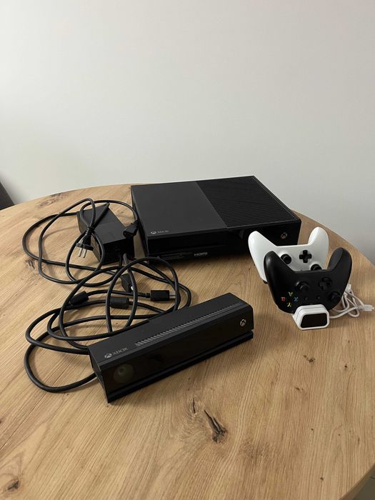 Xbox one + kinect + 2 kontrolery