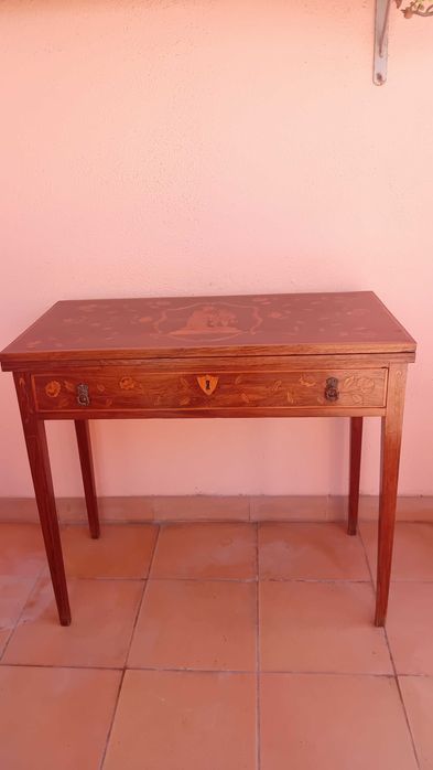 Mesa de jogo antiga em madeira