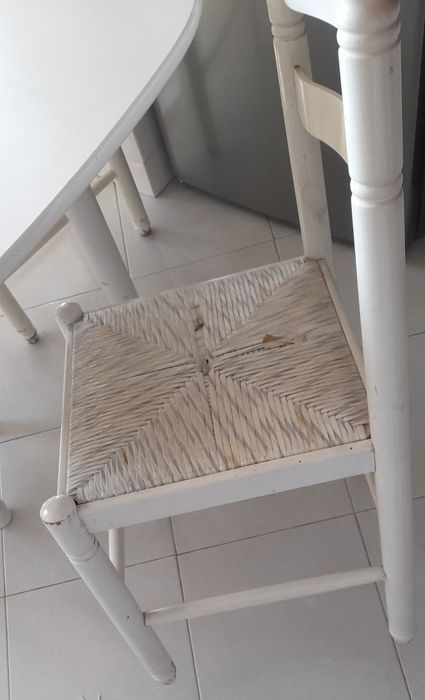 Mesa de cozinha extensivel ate 1,55m. Quatro cadeiras e um banco.