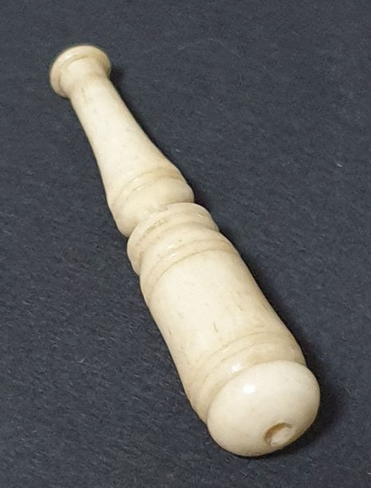 Antiga preciosa boquilia asiatica esculpida com tampa