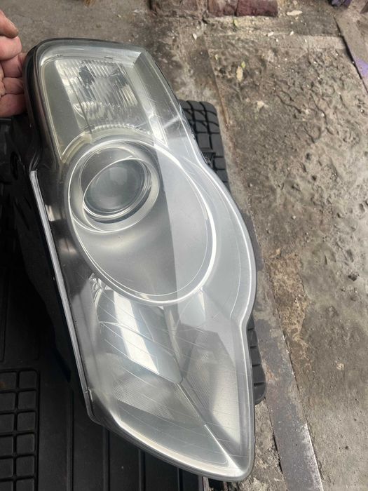 Фара левая передняя VW Passat В6  Hella / 1EL 247 014-05