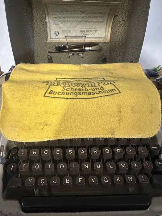Máquina de escrever antiga Triumph
