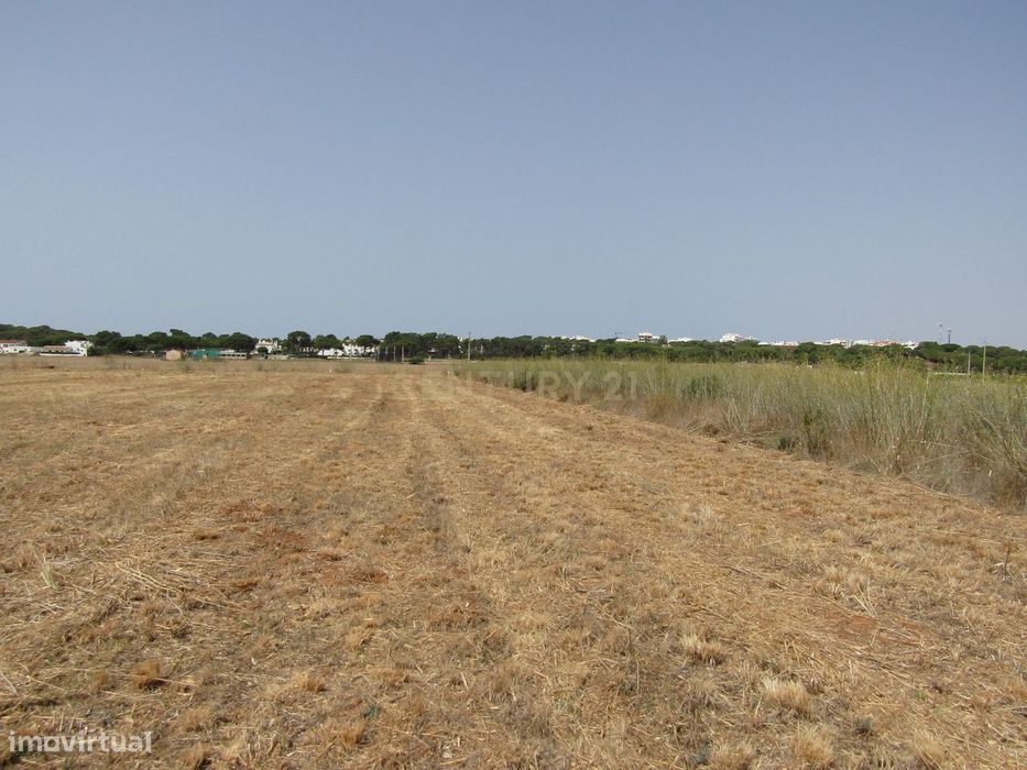 Terreno Rústico com 3040 m2, plano, situado nas Várzeas de Quarteira — Albufeira E Olhos De Água, Faro