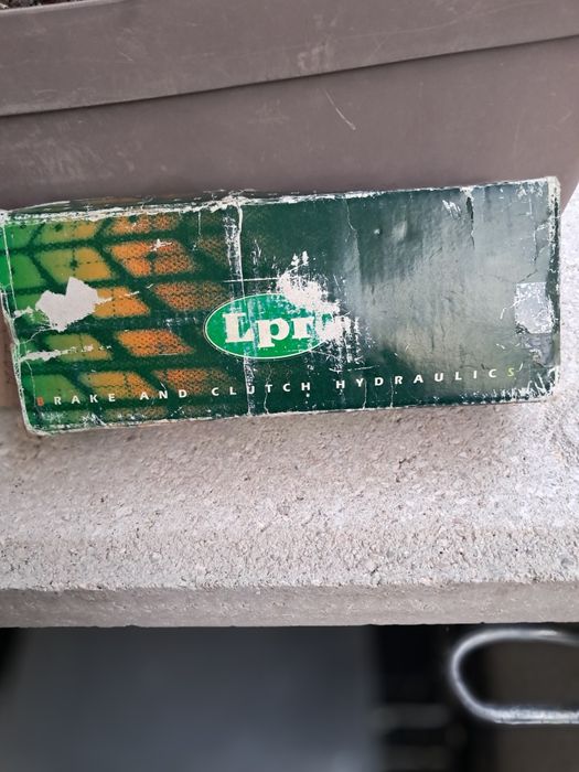 Bomba principal de travão 
A imagem mostra uma bomba principal de trav