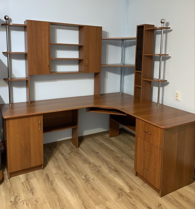 Компʼютерний стіл