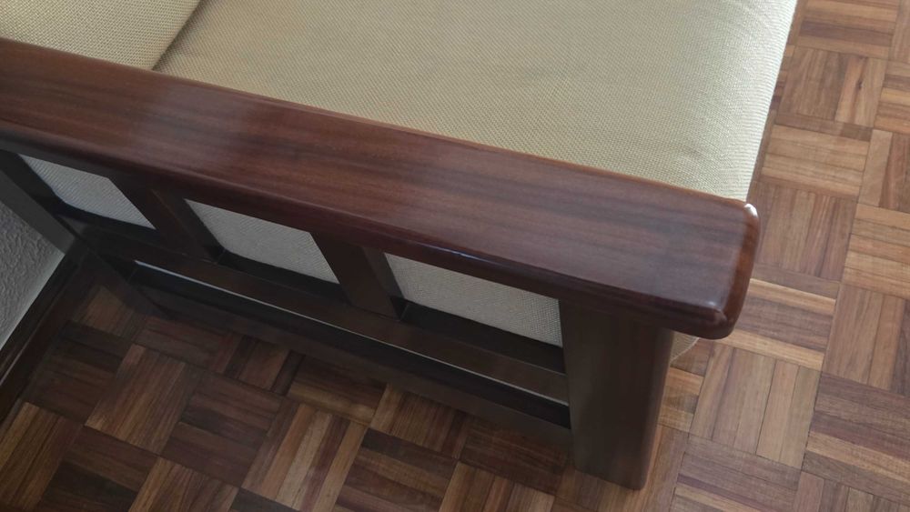 Sofá cama de estrutura madeira
