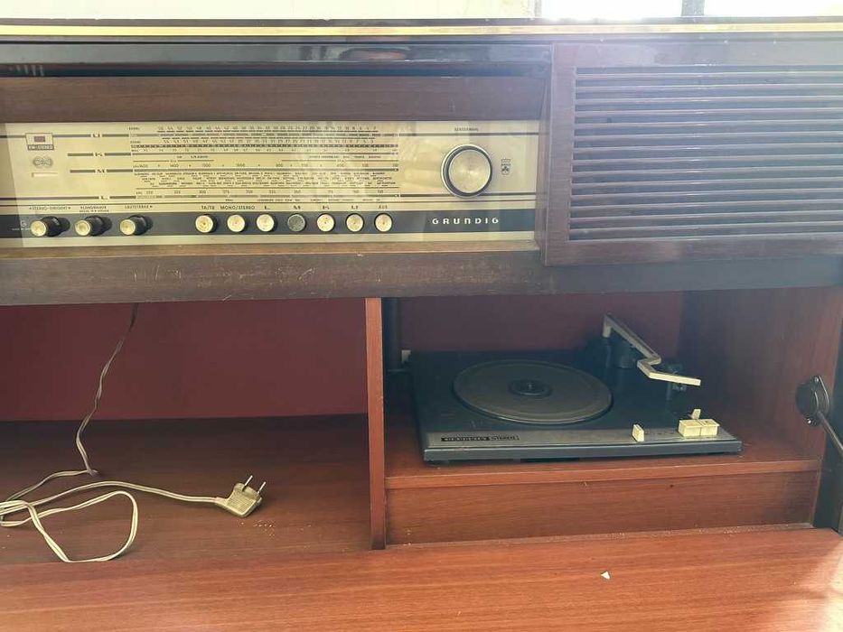 Móvel Rádio Grundig Anos 60 — Rádio + Gira-Discos (Vintage)