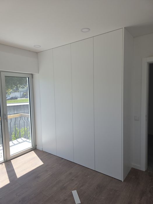 Apartamentos T2 e T3 novos com cozinha equipada e terreno exterior.