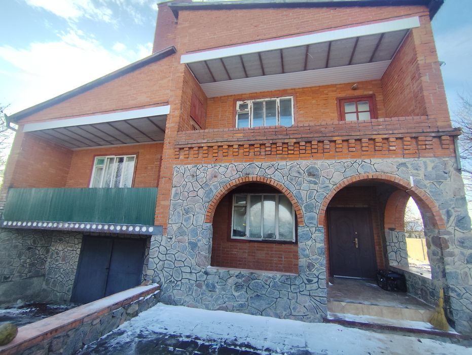 Продам будинок з зручностями іБомбосховищем,5 кімнат