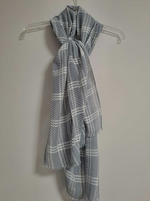 szal w kratkę szaro białą