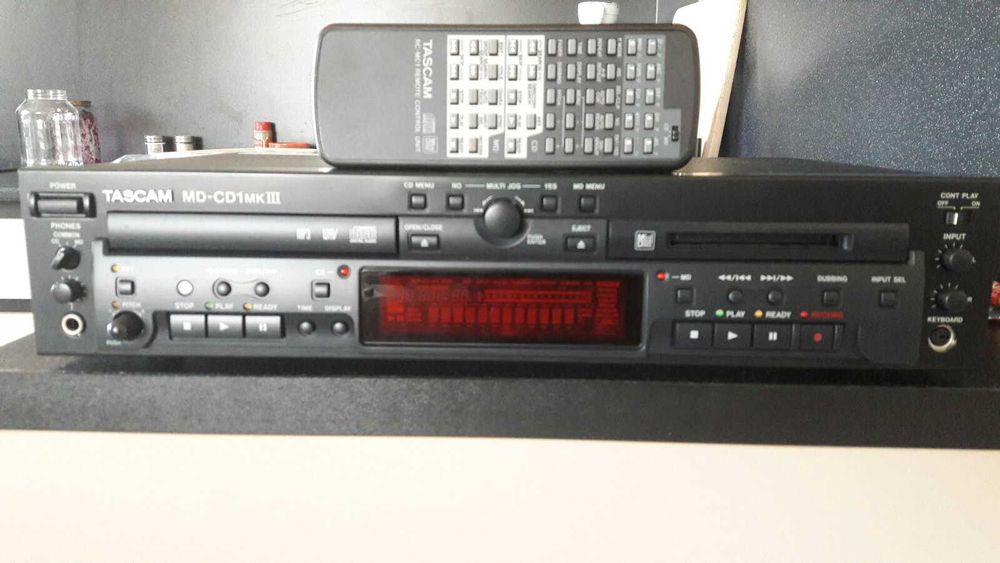 мини дисковая дека с сд плеером Tascam MD\CD 1 mk III  с пультом!