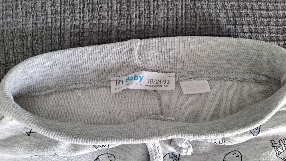 Calça de algodão cinzenta com fio na cintura