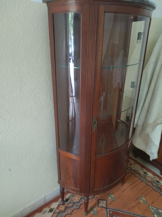 Cristaleira ou vitrine com pedra