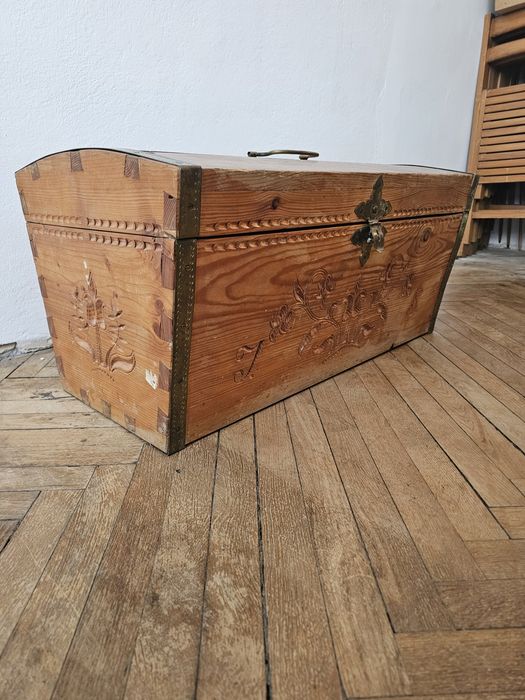 Skrzynia kufar drewniana zdobiona 70*40*35