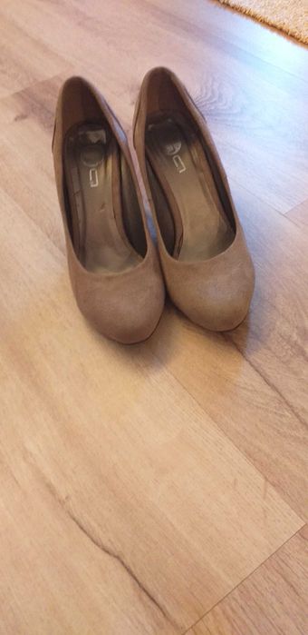 Sapatos bege de salto