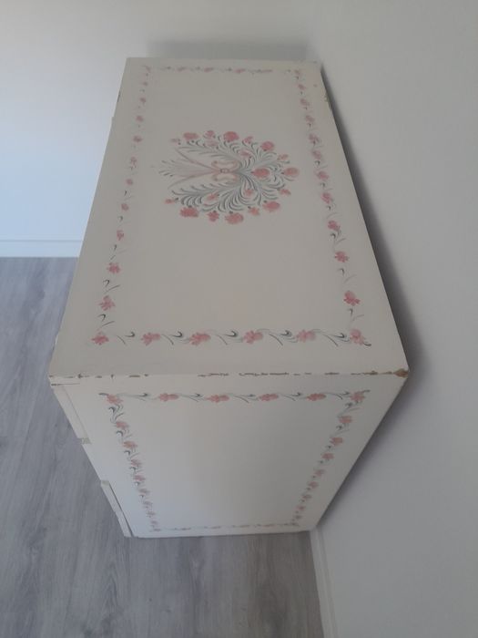 Cómoda em madeira branco para restauração