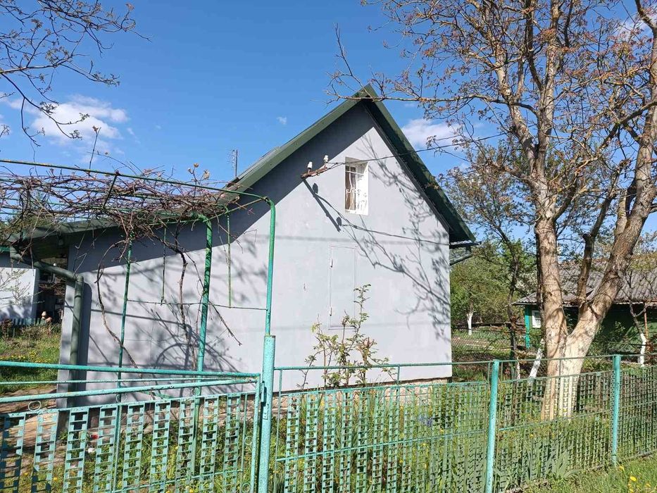 Продаж двох дачних будинків з санвузлом