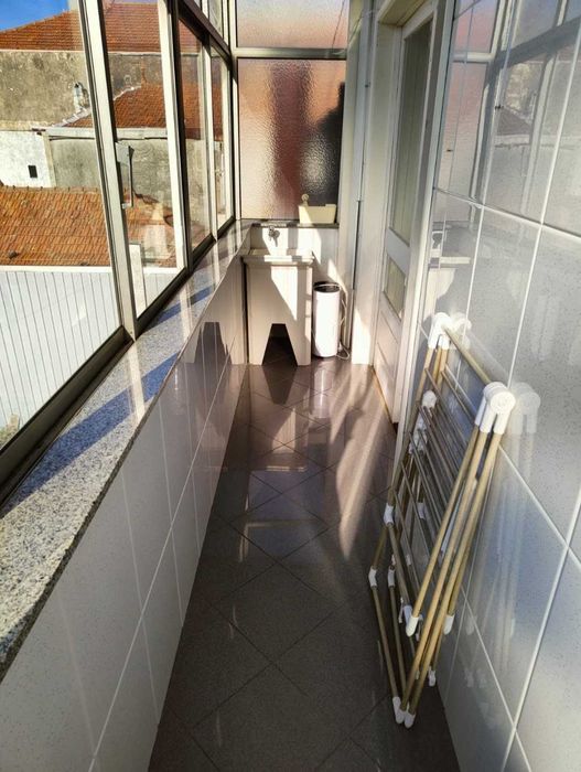 Espaçoso (140m2) T2 duplex disponível na zona de Cedofeita (Rua de Antero Quental), Porto.