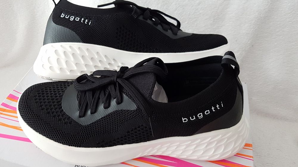 Очень легкие и мягкие кроссовки BUGATTI оригинал.