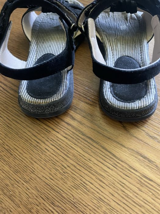 Czarne sandałki dla dziewczynki