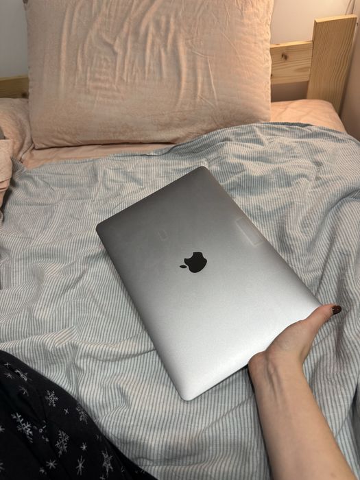 MacBook Air M1 (2020) – 8 GB RAM, 512 GB SSD