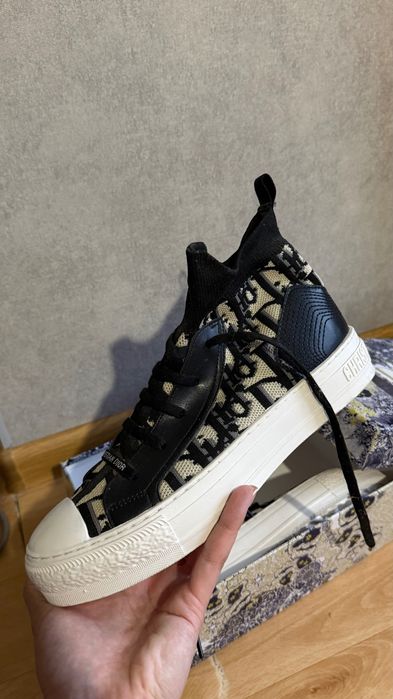 КРОСІВКИ Christian Dior