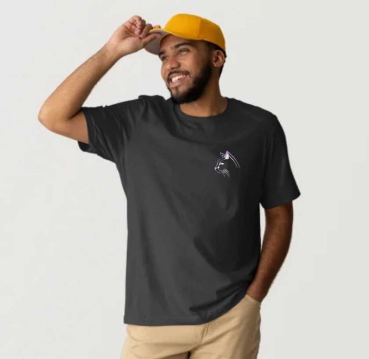 T-shirt preta e com estampa