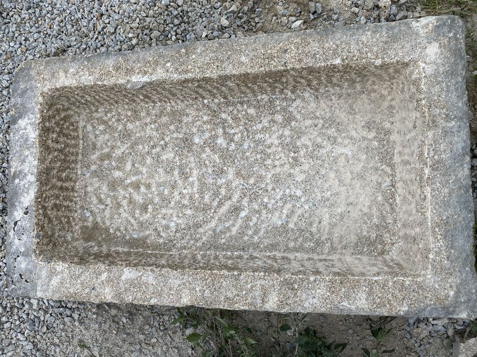 Pia em pedra amarela