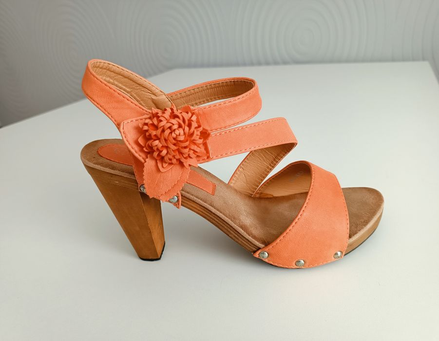 Nowe, damskie, na słupku 41