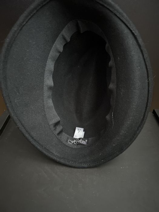 Czarny kapelusz pawim oczkiem