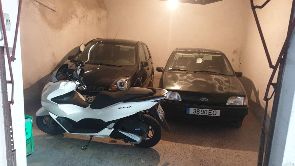 Garagem aluguer na zona amora ao pé das piscinas 200€ mensais