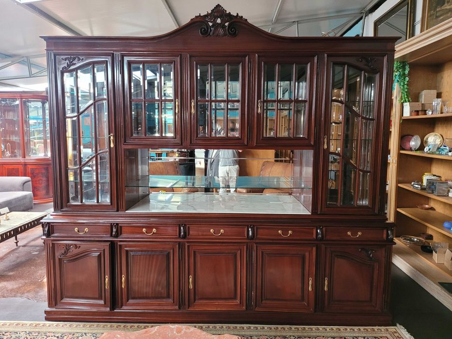 Grande móvel em madeira com fundo em espelho e banc