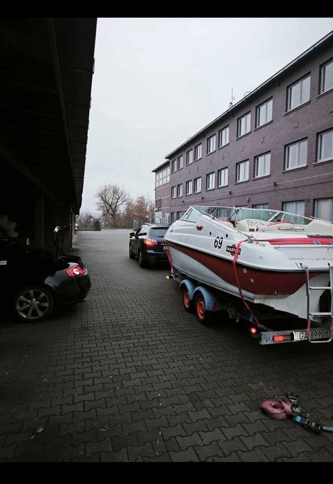 Łódź motorowa Crownline 225 do ciągnięcia nart wodnych