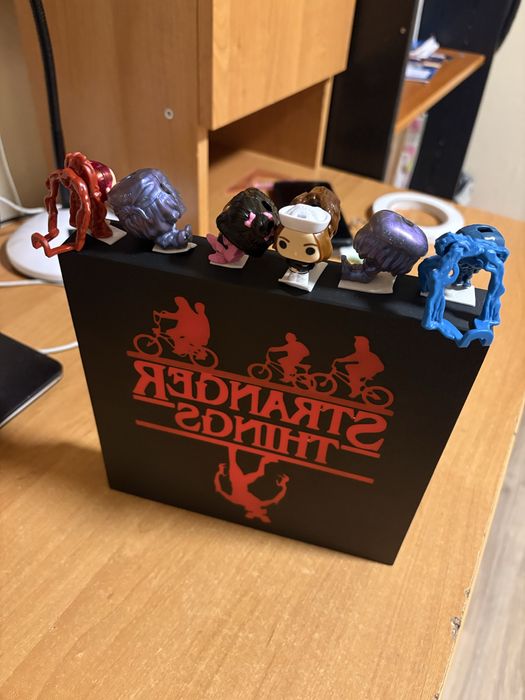 Stranger things дивні дива повна колекція з тематичною полицею