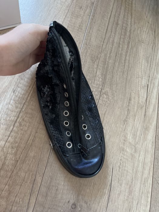 Piórnik but z cekinami