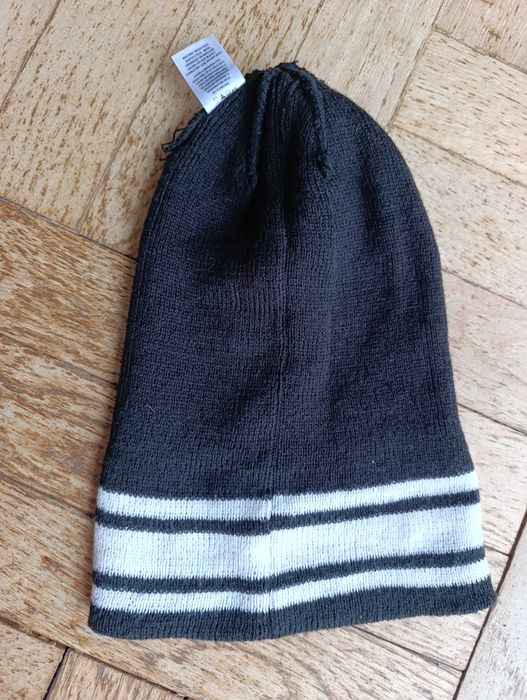 Czapka na głowie czarnego koloru unisex stylową