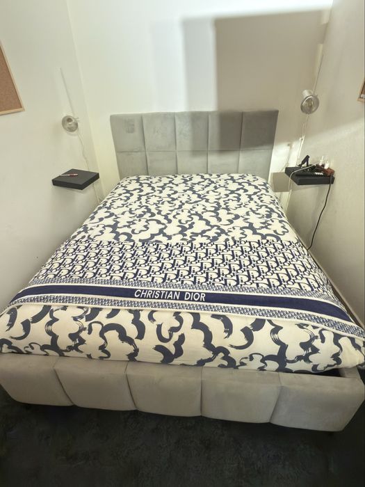 Cama de casal com colchao em veludo cinza em otimo estado