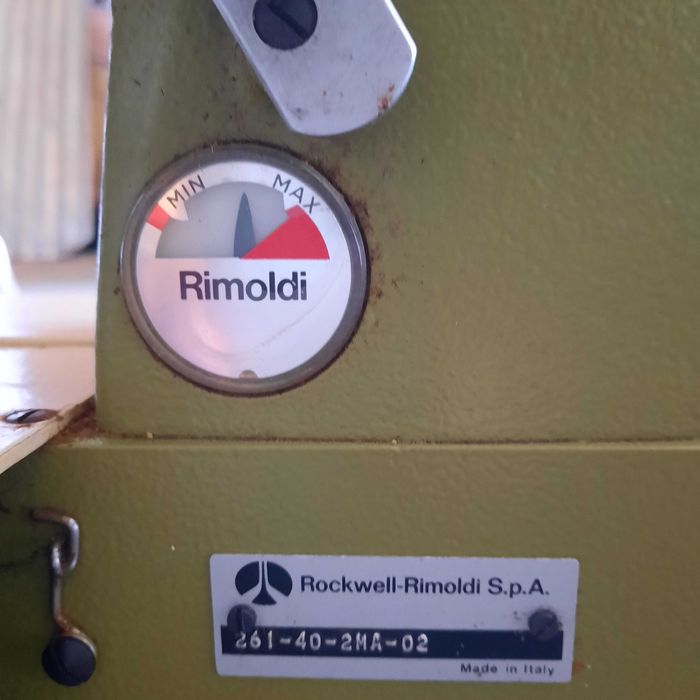 Máquina de costura Rimoldi. Itália.