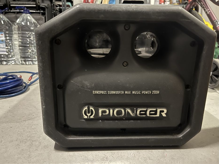 Amplificador, rádio, subwoofer, cabos e cabos