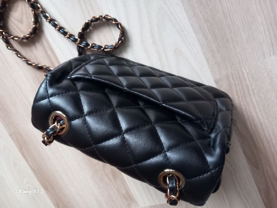 Chanel mała torebka czarna