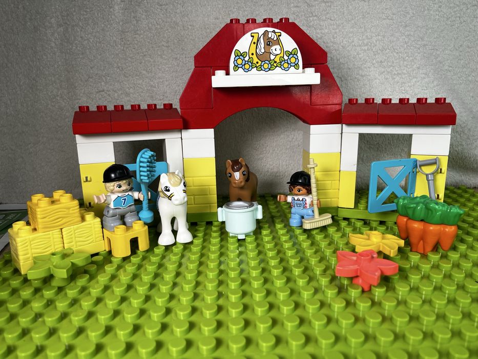 Duży zestaw Lego Duplo Stadnina i kucyki 10951