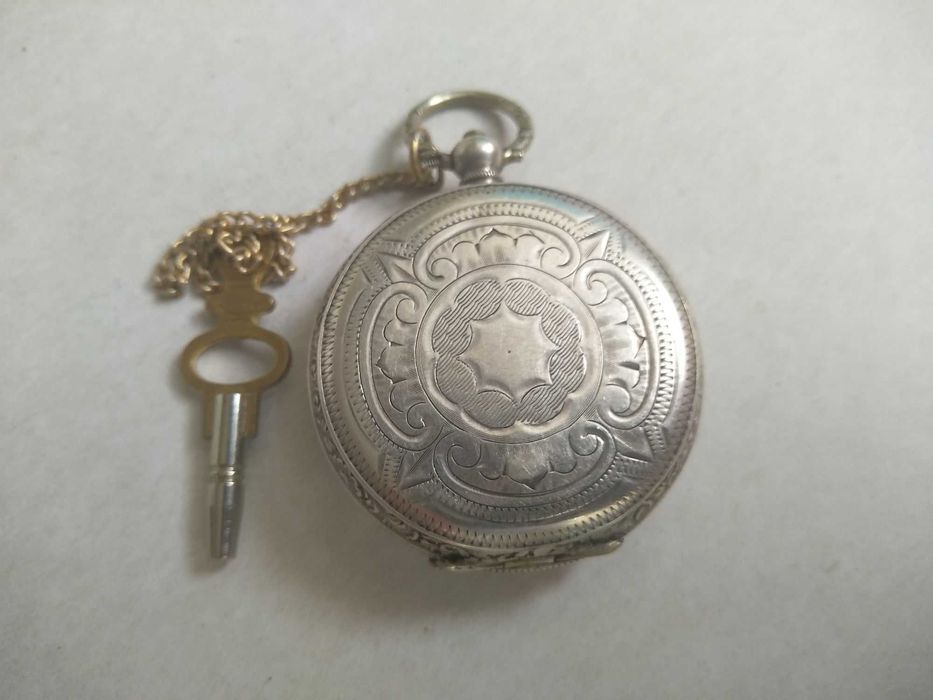 Невеликий срібний декоративний циліндрик