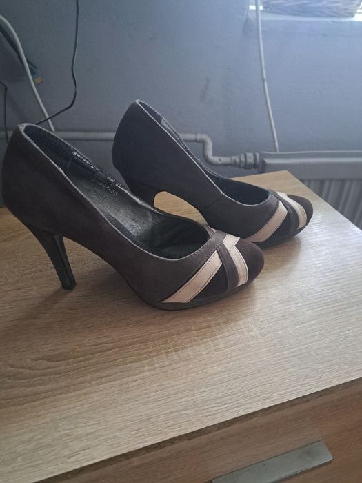 Czółenka zamszowe na obcasie