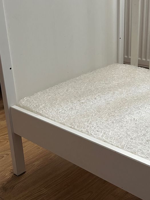 Łóżeczko z materacem i pokrowcem