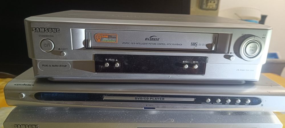 Leitores VHS, leitor DVD, leitor Cd